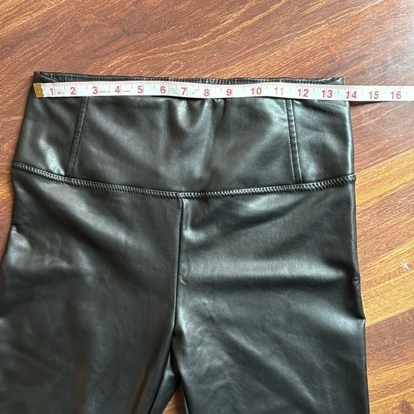 7 FOR All Your Mankind Black Faux Leather Leggings size Medium - Picture 5 of 8